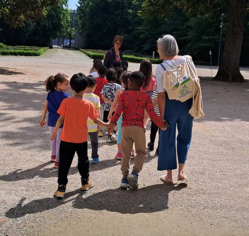 Alla scoperta dei libri: i bambini della sezione “Tartarughe” in visita alla Biblioteca civica Alla scoperta dei libri: i bambini della sezione “Tartarughe” in visita alla Biblioteca civica