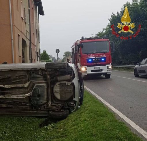 Borgomanero: veicolo colpisce il muro di una casa e si ribalta