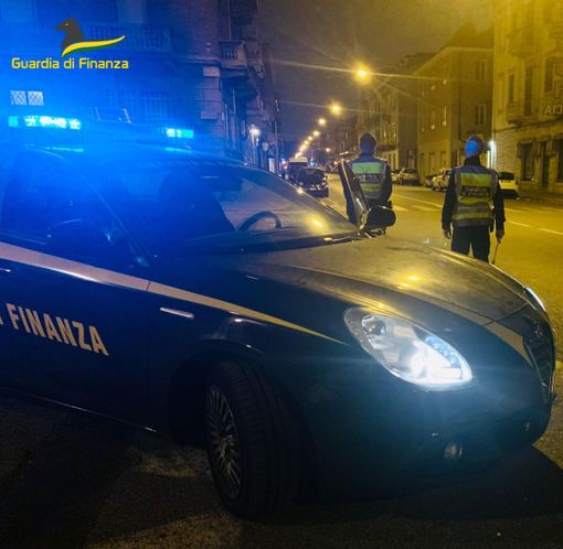 Traffico di prodotti contraffatti nei mercati di Piemonte, Liguria e Lombardia: indagate 17 persone