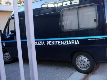 Aggressione a Casal del Marmo, agente colpito con manico di scopa sotto l'occhio: due detenuti saranno trasferiti