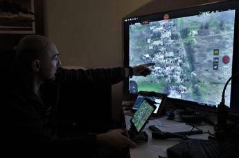 Ucraina, Zelensky: &quot;Testato con successo drone a lungo raggio che vola 3mila km&quot;