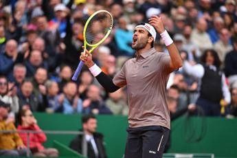 Berrettini, il mistero del biglietto caduto in campo: cos'è successo a Montecarlo