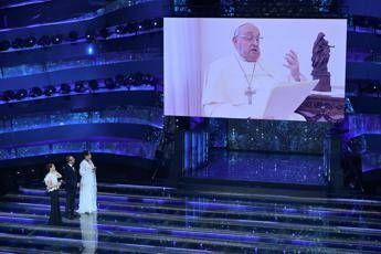 Carlo Conti ricorda Papa Francesco: &quot;Momento unico il suo messaggio a Sanremo 2025&quot;