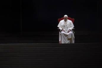 Papa Francesco, la vita e il pontificato nel rogito posto nella bara: &quot;Testimone di umanità&quot;