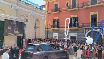 Martina Cabonaro, i funerali ad Afragola tra grida &quot;giustizia&quot; e insulti all'ex