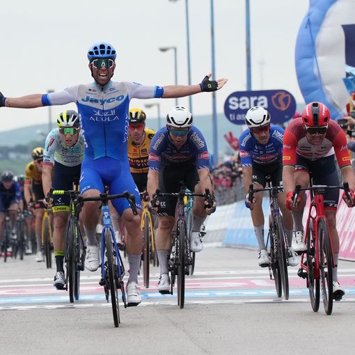 Stop alle critiche sul Giro-noia. Matthews vince a Melfi, prima &quot;sfida&quot; Evenepoel-Roglic