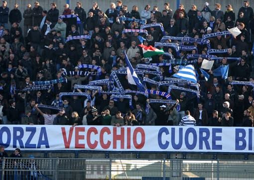 Una foto del Bustocco che ricorda tempi con ben altri seguiti per la Pro: oggi tutti sono uniti nei pensieri per il tifoso ferito
