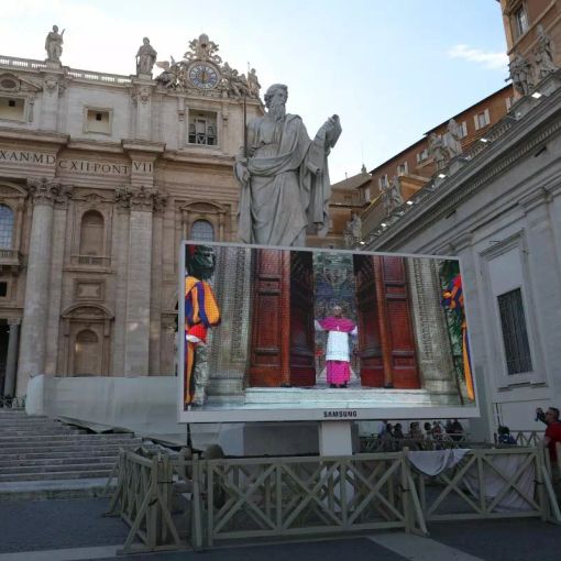 “Extra omnes”. Si chiude la Cappella Sistina, al via il Conclave