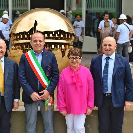 Nell'immagine: inaugurazione della scultura di Arnaldo Pomodoro all'ingresso della sede di Suno (da sin. Alberto Nobili CEO, Riccardo Giuliani sindaco di Suno, Arch. Maria Grazia Nobili, Pierluigi Nobili) Ph A. Lercara