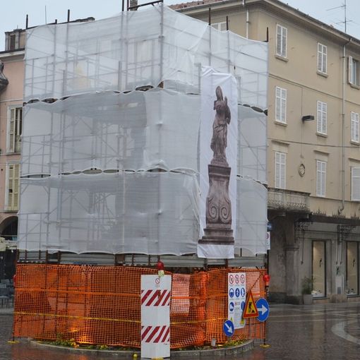 Borgomanero: continuano i lavori di restauro alla statua dedicata all’Immacolata