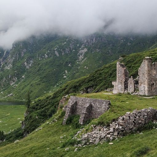 Prati verde smeraldo e rovine arroccate, non serve andare in Irlanda!