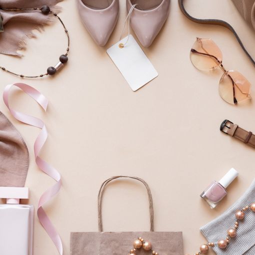 Vestiti e accessori personalizzati: il successo dei cappellini personalizzati con logo