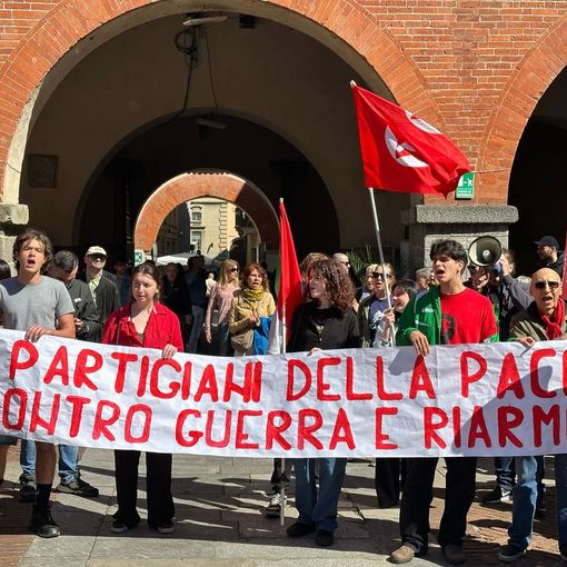 25 aprile a Novara: contestazioni contro il consigliere provinciale di FdI Mauro Gigantino FOTO
