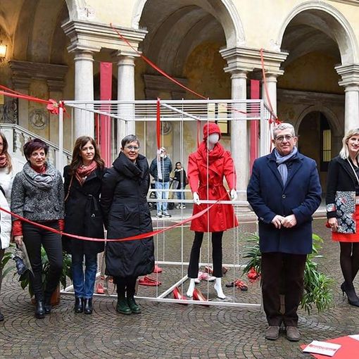 Inaugurata al quadriportico dell’Ospedale Maggiore l’installazione ‘Non sei sola’