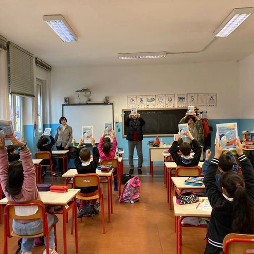 Cameri, in regalo alle classi della scuola primaria il libro di Anna Lavatelli