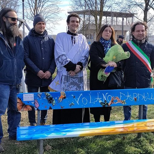 Cameri: inaugurazione della nuova panchina in onore di Gabriel e Luana nel parco giochi degli impianti sportivi