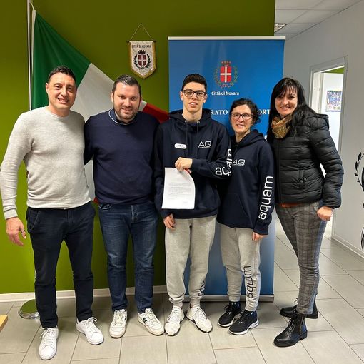 Nuoto paralimpico, Alessandro Carfora premiato dall'assessore allo sport di Novara
