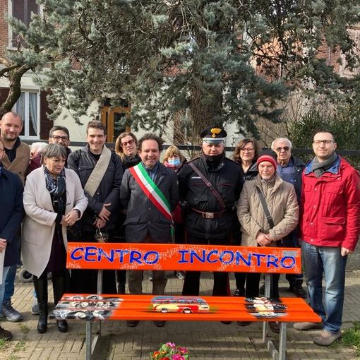 Cameri: il Centro Incontro Anziani inaugura una nuova panchina in via Baracca