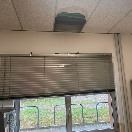 Pannello cade dal soffitto e colpisce un'inserviente dell'asilo