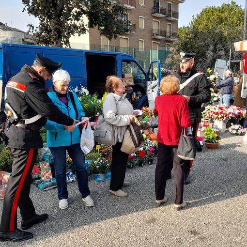 Carabinieri sensibilizzano la comunità contro le truffe