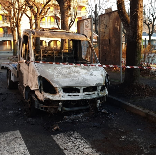 Cronaca del Piemonte. Vigliano: Brucia un carroattrezzi nella notte