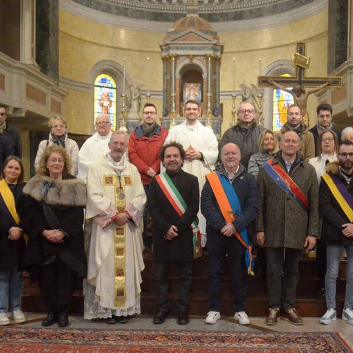 Don Massimo Martinoli celebra 10 anni di parrocchia a Cameri