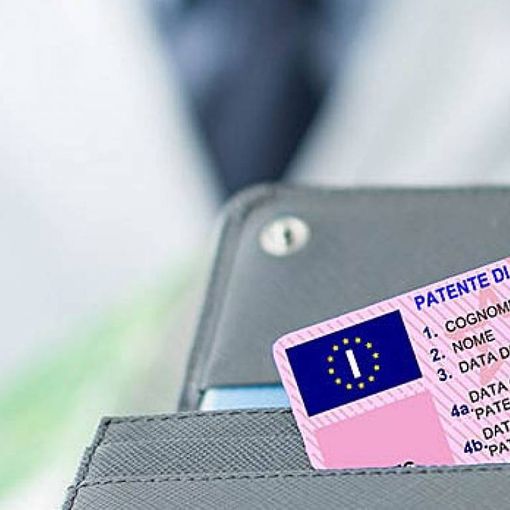 Scadenze patenti, assicurazioni e documenti: le indicazioni della Polizia di Stato