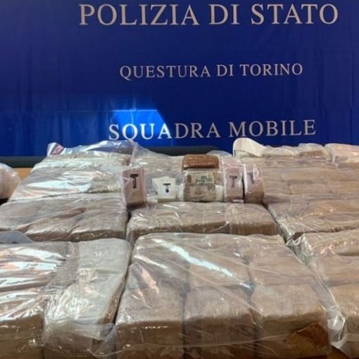 Dal Nord Ovest. Trasporta 84 kg di hashish nel vano del furgone: Squadra Mobile arresta trafficante di droga [VIDEO]