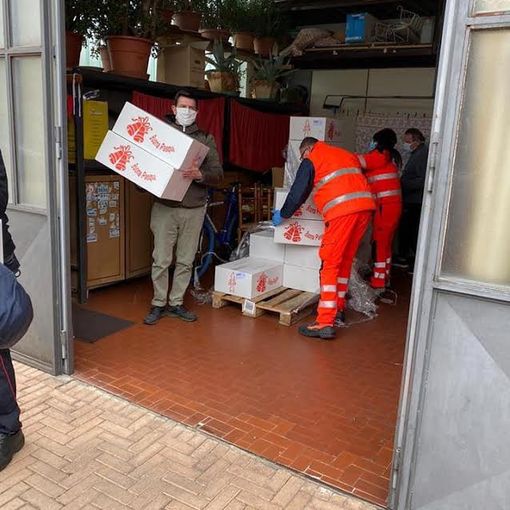 Forlife Onlus distribuisce uova di pasqua al personale dell’Ospedale