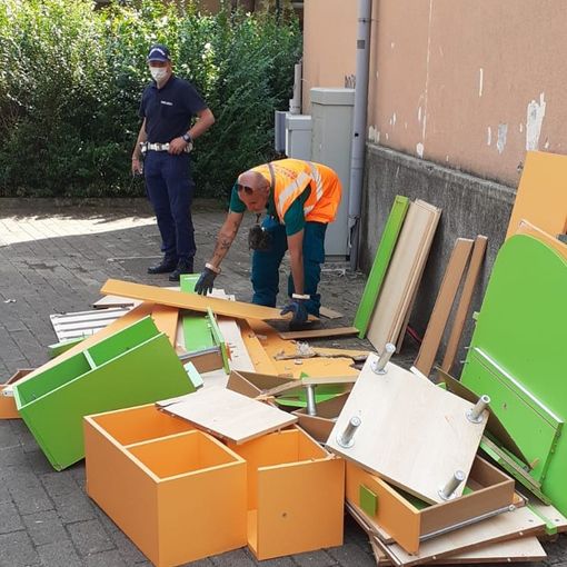 Rifiuti in strada, sanzionata la colpevole