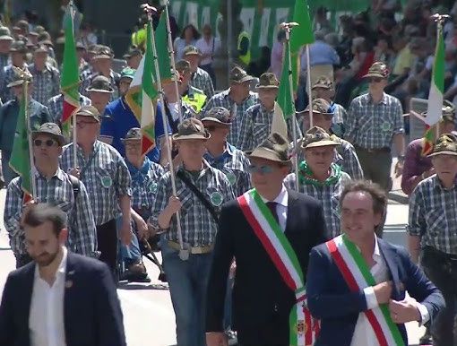 Adunata nazionale alpini: nella sfilata finale posto d’onore per Novara e Vco