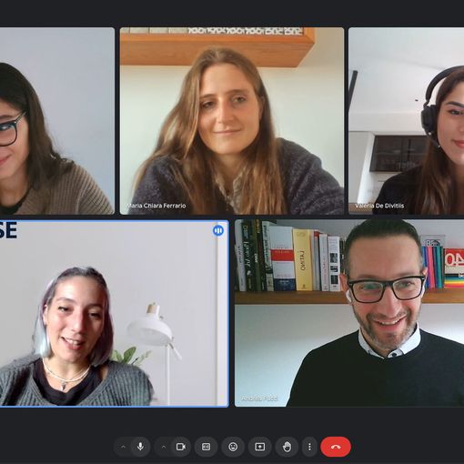 Nella foto: call tra Andrea Pucci, le neo assunte Maria Chiara Ferrario e Safae El Ouaqoudi e lo staff Reverse Nella foto: call tra Andrea Pucci, le neo assunte Maria Chiara Ferrario e Safae El Ouaqoudi e lo staff Reverse