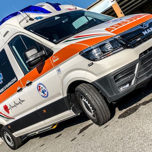 Incidente alla piscina di Fara Novarese: bambino di 8 anni elitrasportato in ospedale con trauma cranico
