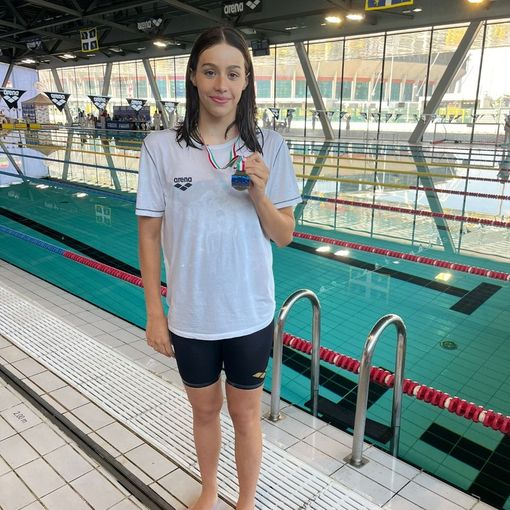 Libertas nuoto Novara, pioggia di titoli e medaglie ai regionali estivi di categoria