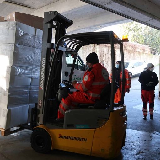 Il Gruppo Jungheinrich dona un muletto elttrico All'Anpas