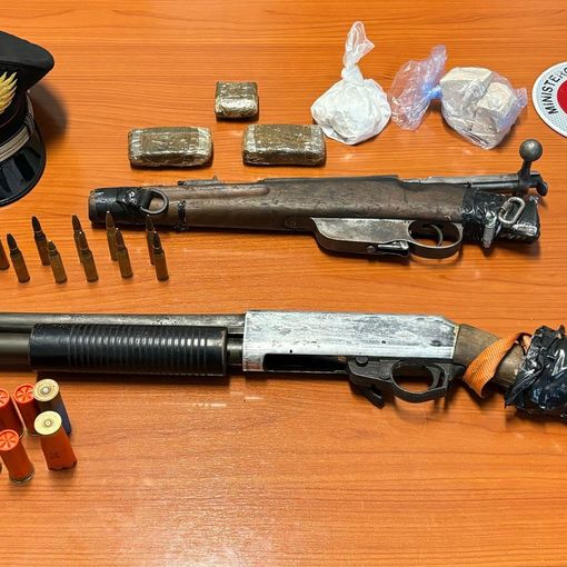 Un casolare abbandonato trasformato in un centro di confezionamento di droga per lo spaccio: blitz dei Carabinieri