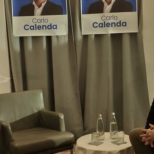 Una piccola folla per Calenda a Novara