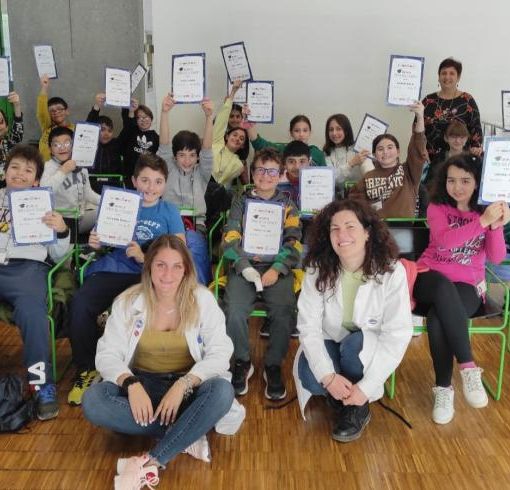 Chimicamica 2024: scoperte scientifiche e divertimento per i giovani scienziati di Novara