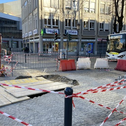 Corso Garibaldi parzialmente chiuso al traffico dopo il cedimento