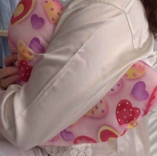 All’ospedale di Borgomanero un cuscino a forma di cuore per le donne operate al seno