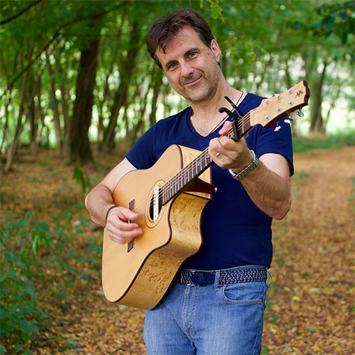 In settimana manager in giacca e cravatta, nel week end busker in piazze e parchi