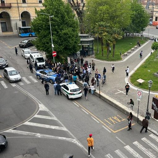 Tensione a Novara: straniero si rifiuta di esibire i documenti alla Municipale. Scoppia una rivolta in piazza Garibaldi
