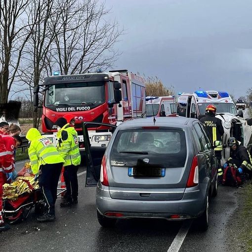 Incidente stradale a Novara: coinvolte tre autovetture, di cui una si è ribaltata