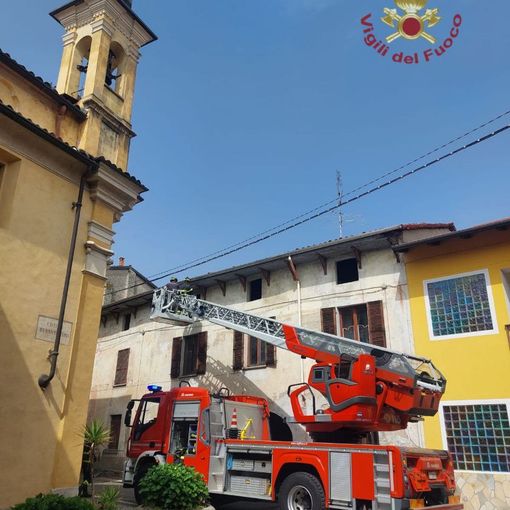 Intervento dei Vigili del Fuoco a Bellinzago: rimozione di parti pericolanti da un tetto