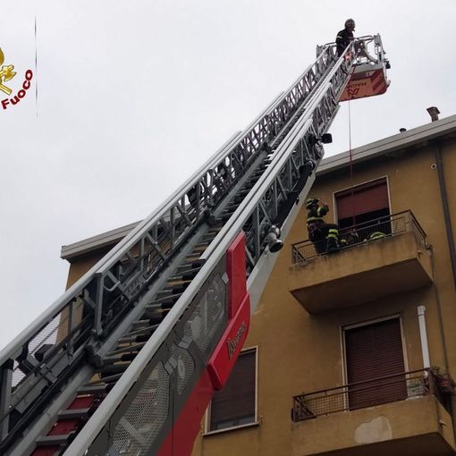 Intervento di soccorso con auto scala dei Vigili del Fuoco di Novara