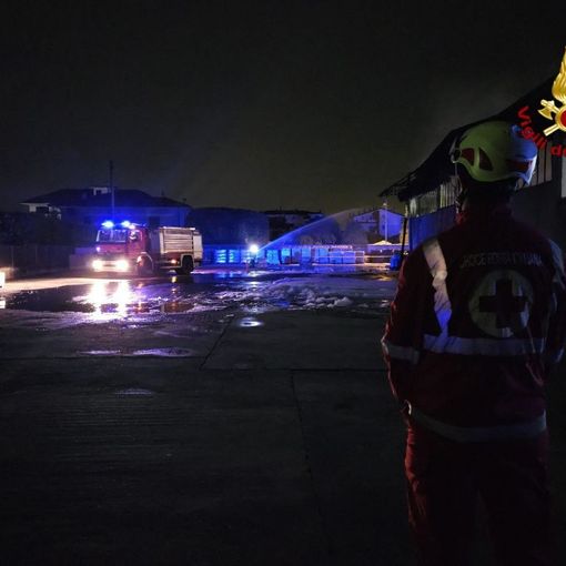 Intervento dei vigili del fuoco per domare un incendio di un capannone a Borgomanero