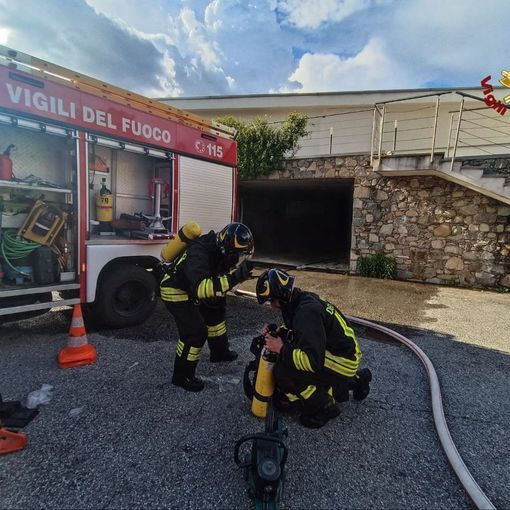 A fuoco un box a Oleggio