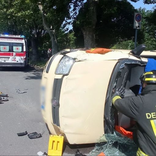 Auto si ribalta in viale Giulio Cesare