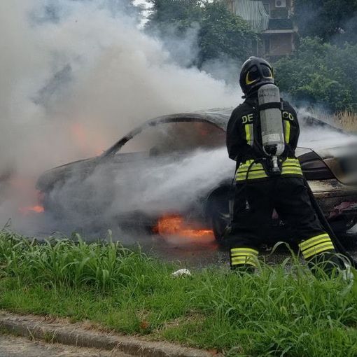 A fuoco un auto a Galliate