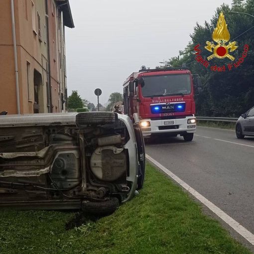 Borgomanero: veicolo colpisce il muro di una casa e si ribalta